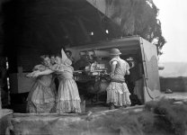 british-soldiers-manning-anti-aircraft-guns-in-womens-clothes-1940 (5).jpg