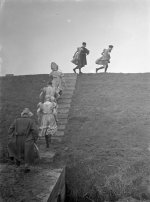 british-soldiers-manning-anti-aircraft-guns-in-womens-clothes-1940 (8).jpg