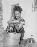 elizabeth-taylor-washing-her-dog-2.jpg