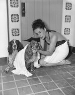 elizabeth-taylor-washing-her-dog-4.jpg